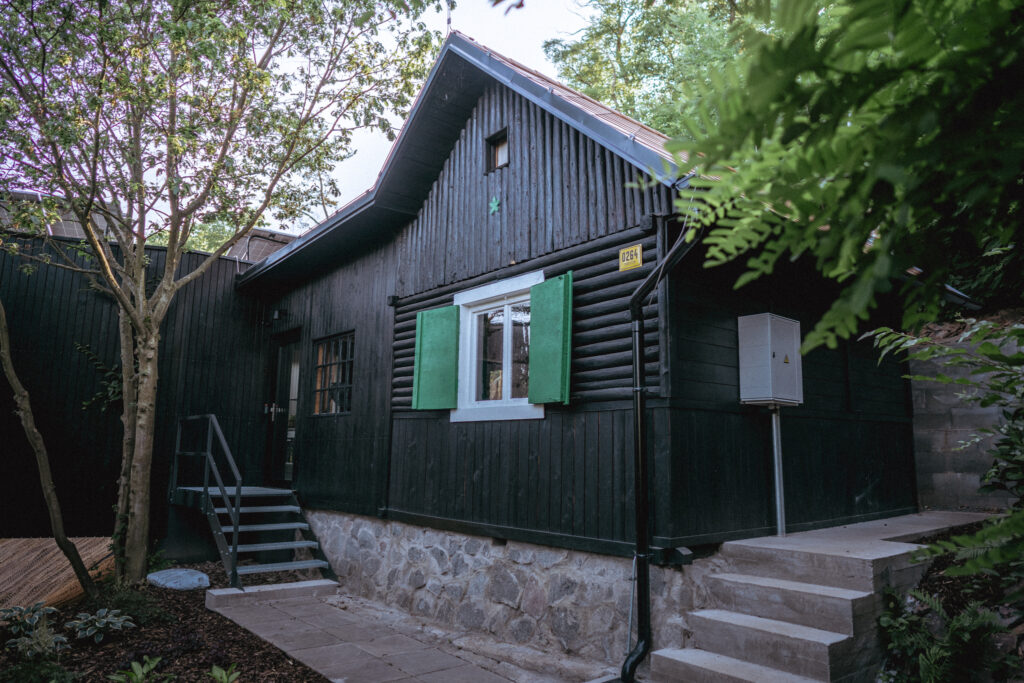 Chata nad Kocabou spojení tradiční chaty s moderní architekturou citlivá rekonstrukce